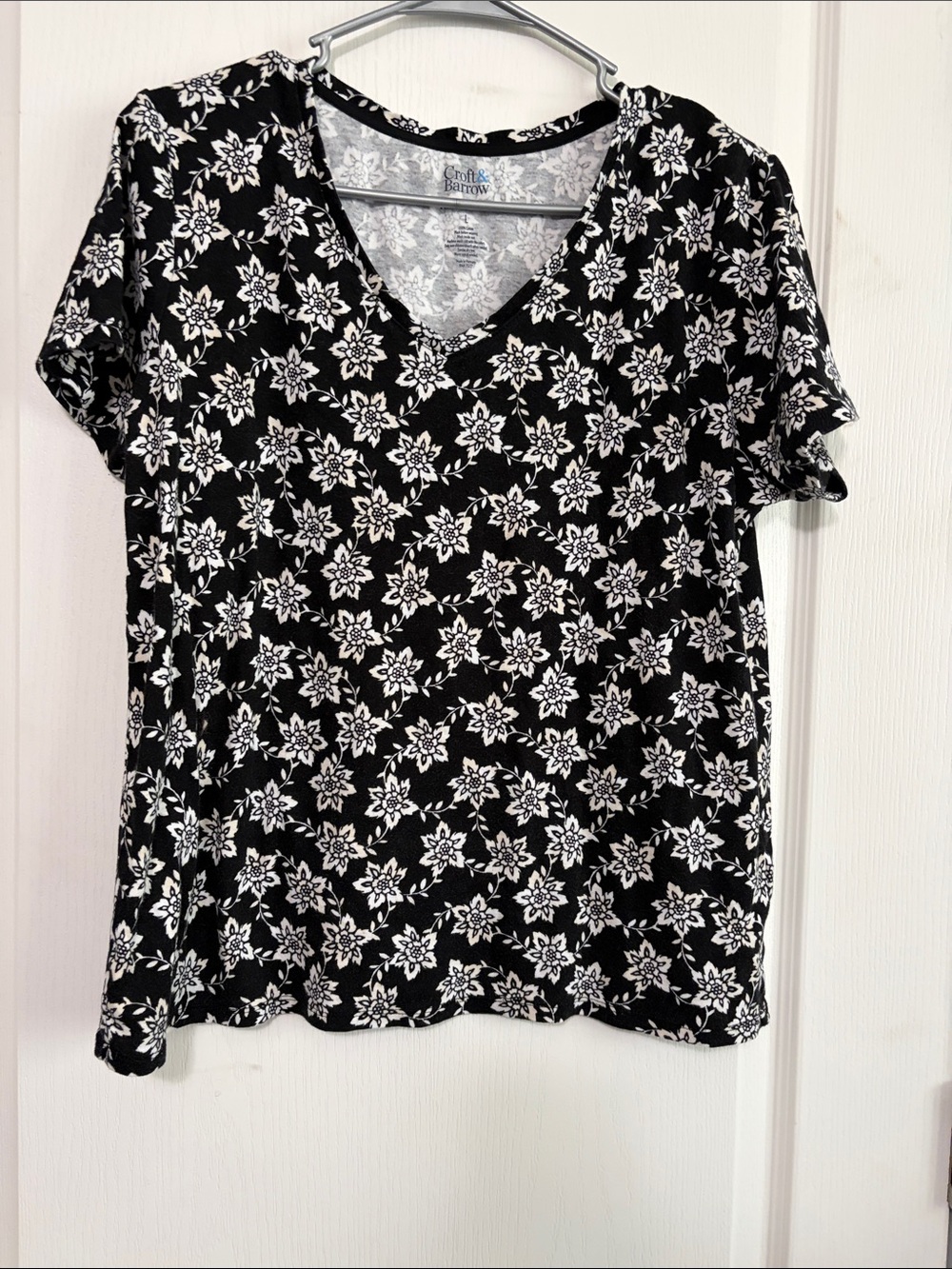 croft & barrow Black & White Floral V-Neck Short Sleeve Tee